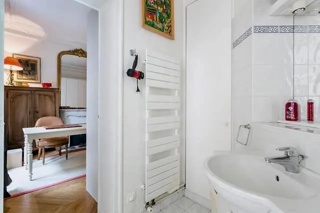 Charming Bedroom בית אירוח
