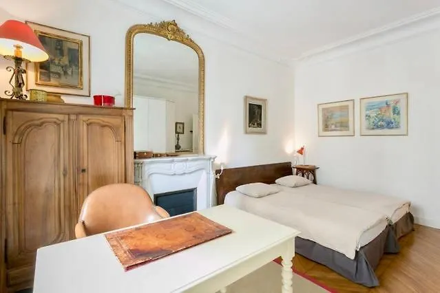 בית אירוח Charming Bedroom