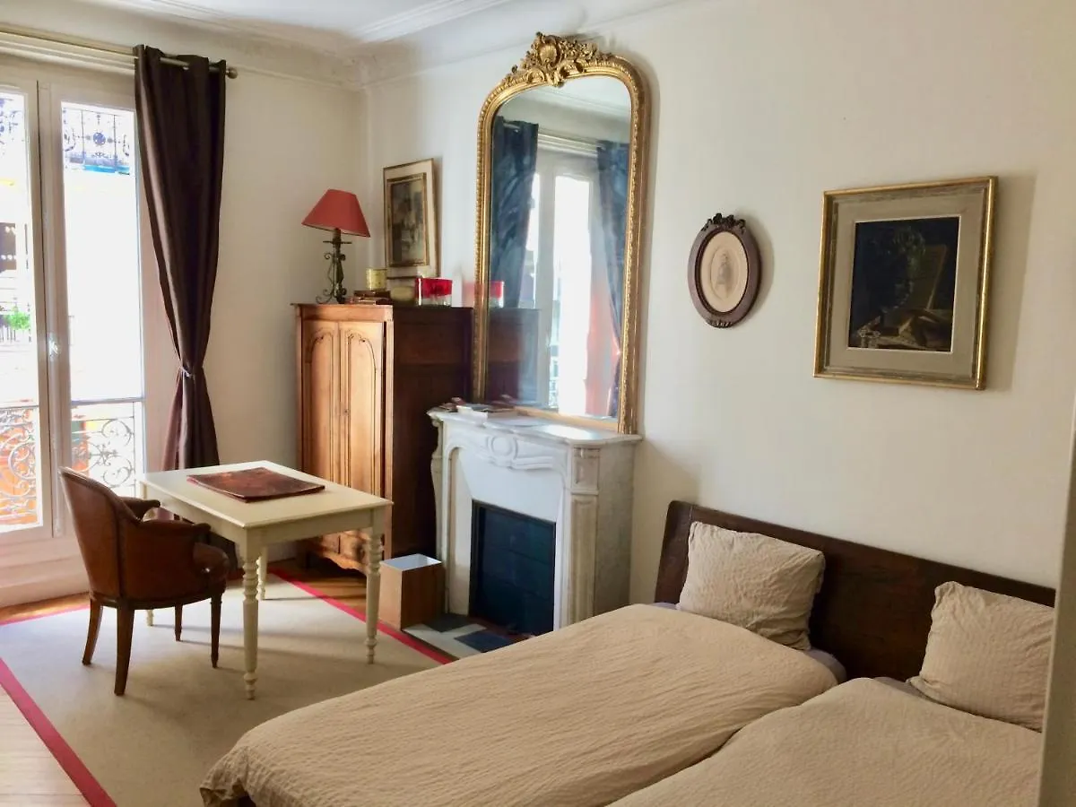 Charming Bedroom פריז